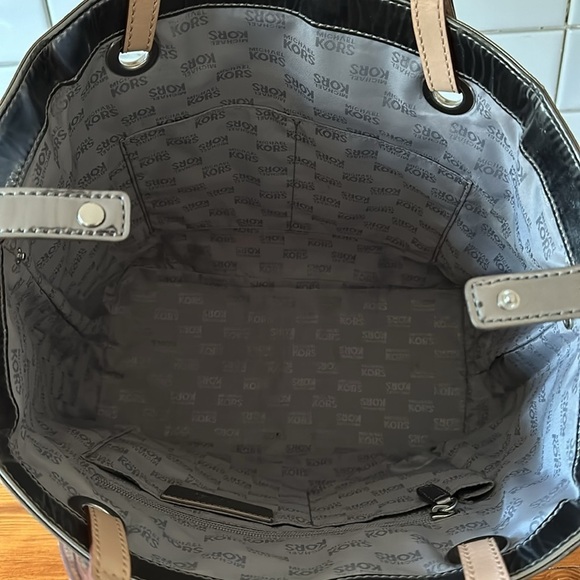 MICHAEL MICHAEL KORS Jet Set Signature Mirrored Metallic Pewter Tote Bag - Picture 10 of 16